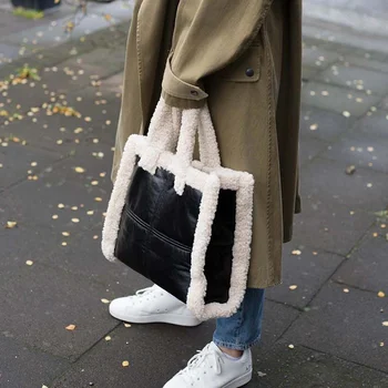 Голяма чанта-тоут от изкуствена кожа овце в модерния зимен стил, дамски чанти на рамо от плюшени изкуствена кожа, черни дизайнерски чанти за жени, дамски чанти