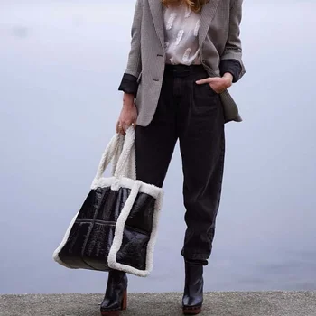 Голяма чанта-тоут от изкуствена кожа овце в модерния зимен стил, дамски чанти на рамо от плюшени изкуствена кожа, черни дизайнерски чанти за жени, дамски чанти